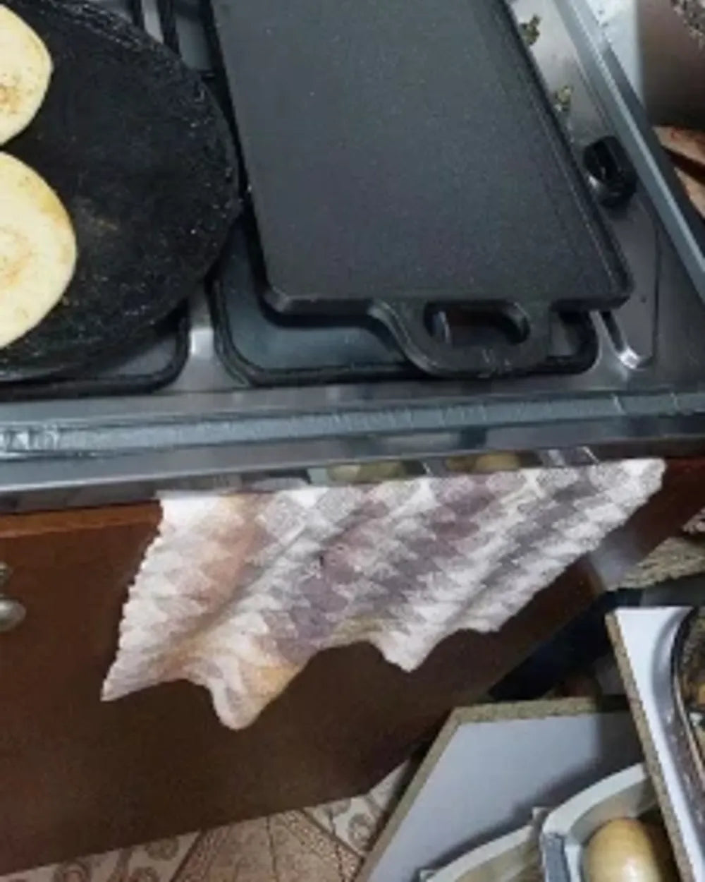 En una estufa de casa, lado liso