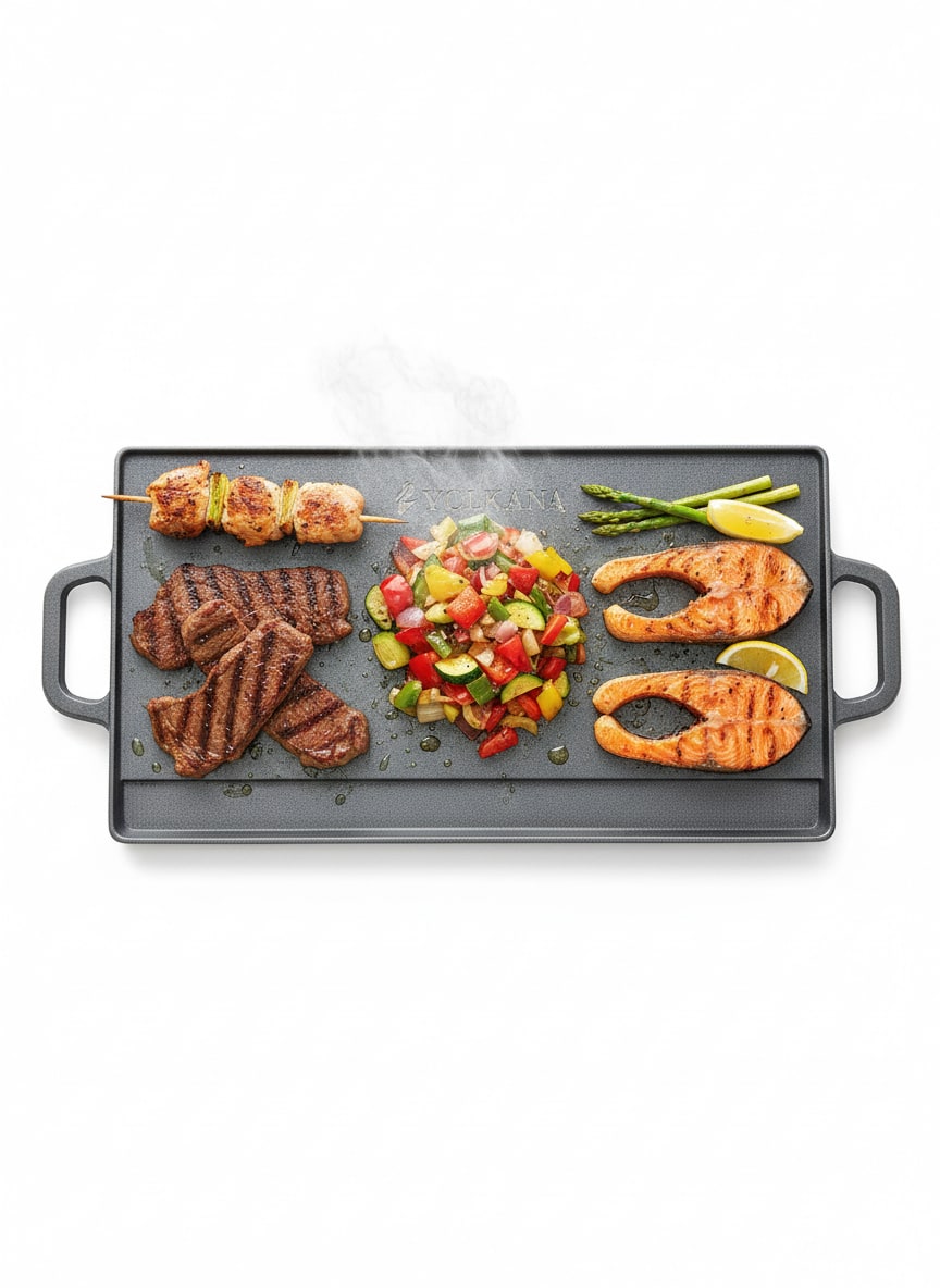 Parrilla reversible de hierro fundido macizo vista desde arriba con carne, chuzos, verduras y salmón cocinándose