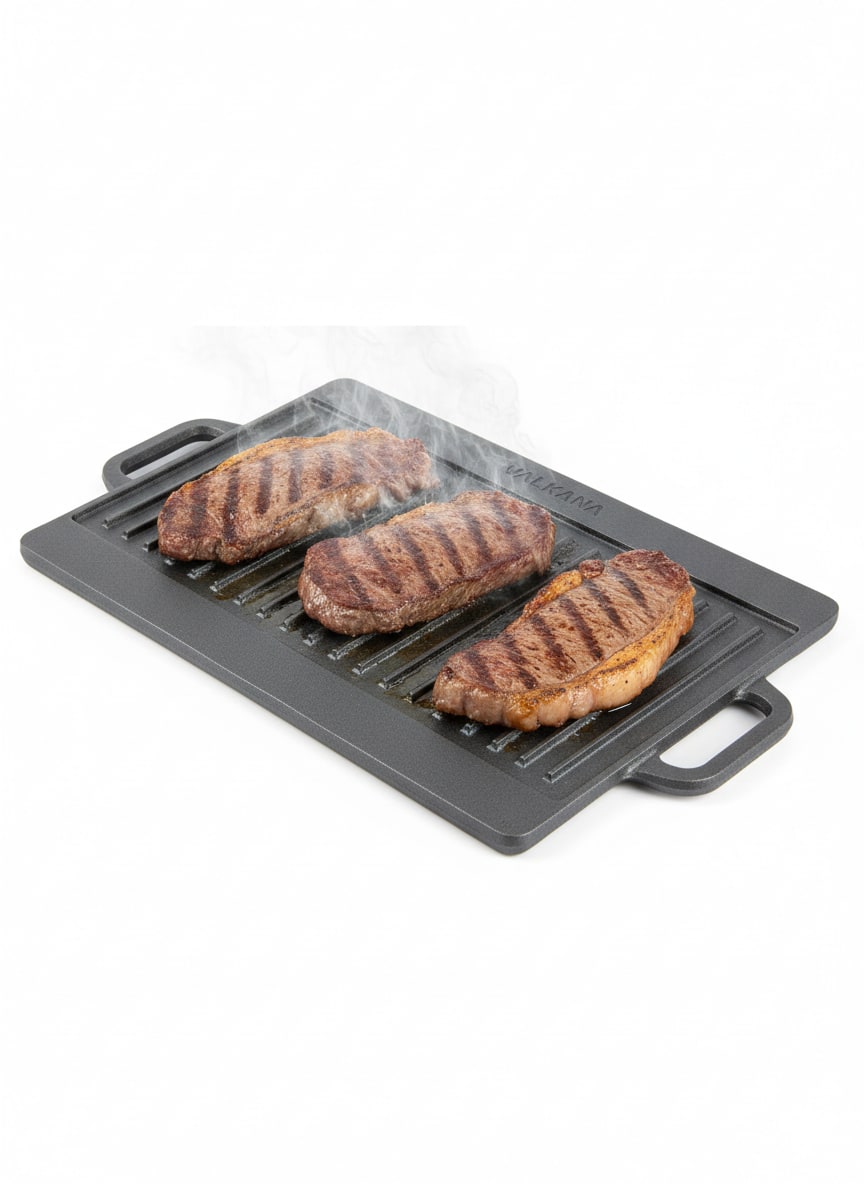Parrilla de hierro fundido con tres cortes de carne sellados y marcas de parrilla sobre la cara estriada