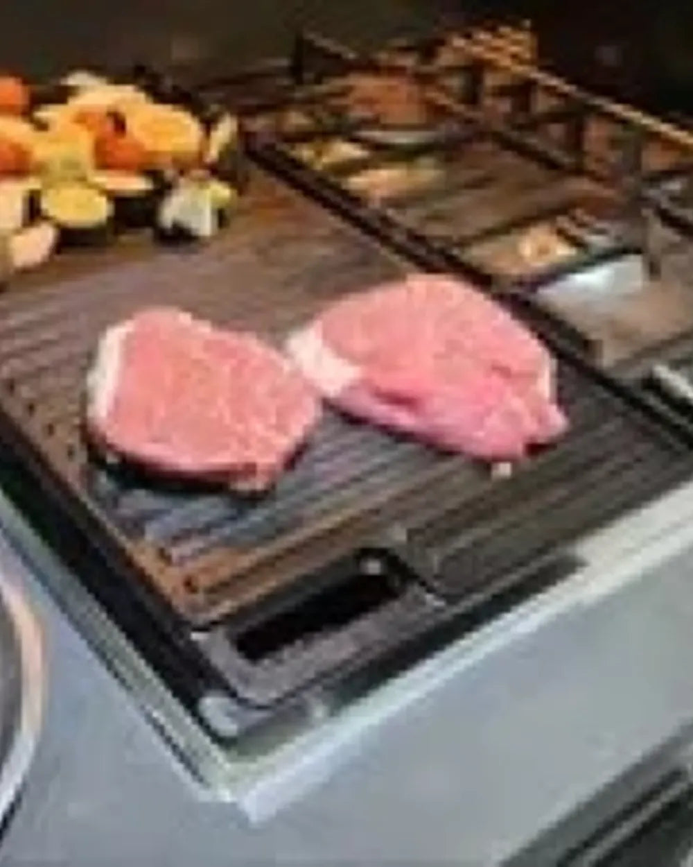 Cocinando carne y verduras